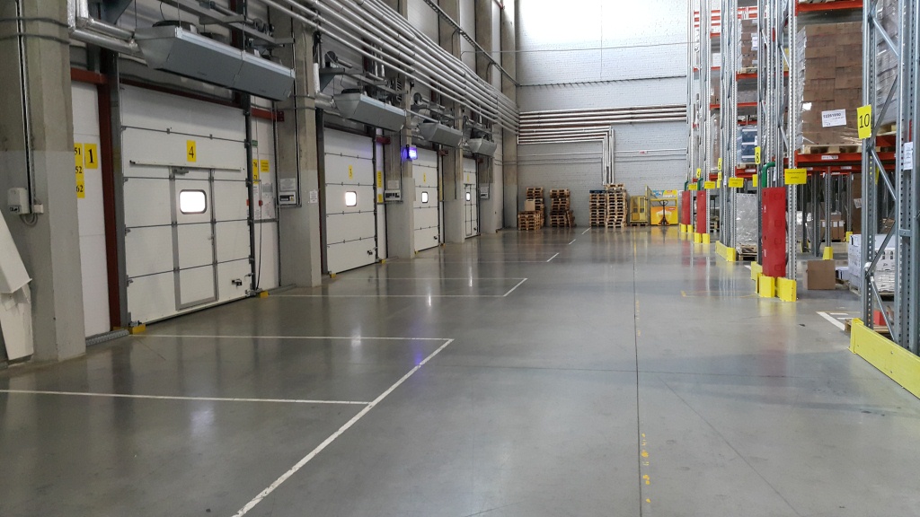 Напольное покрытие в складских и производственных помещениях.